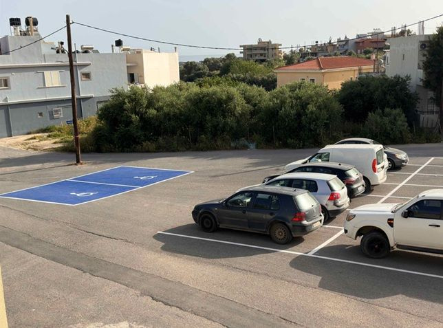 Νέα εικόνα στο πάρκινγκ δίπλα από το Δημαρχείο Μαλεβιζίου – Αυξημένη χωρητικότητα και καλύτερη λειτουργικότητα