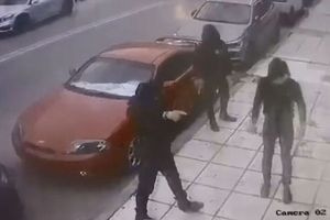 Αιματηρό επεισόδιο σε μπαρ: Ζήτημα χρόνου η παράδοση των “πρωταγωνιστών” – Η δικογραφία και το χρονικό του Πρωτομαγιάτικου μαχαιρώματας (vid)