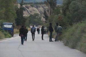 (ΦΩΤΟ – ΒΙΝΤΕΟ) Αλλοδαποί εντοπίστηκαν σε δρόμο της Ιεράπετρας – Έφτασαν με πλοιάριο στην παραλία του Μύρτου