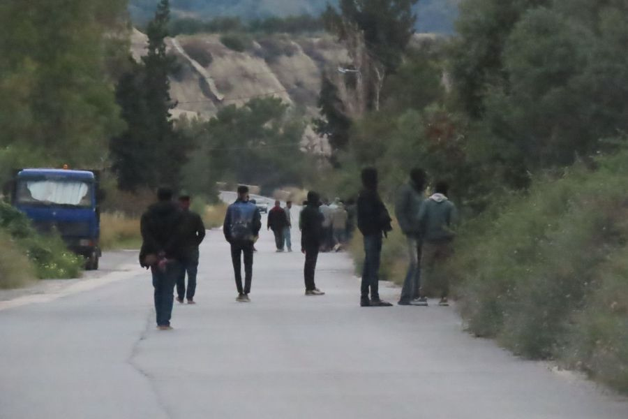 (ΦΩΤΟ – ΒΙΝΤΕΟ) Αλλοδαποί εντοπίστηκαν σε δρόμο της Ιεράπετρας – Έφτασαν με πλοιάριο στην παραλία του Μύρτου