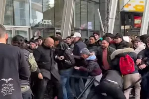 Χάος στην Ιταλία: Πελάτες «έπαιξαν» μπουνιές στην προσπάθεια να αγοράσουν ρολόγια Royal Pop της Swatch και της Audemars Piguet