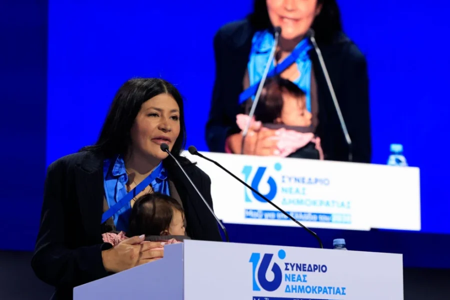 Σύνεδρος της ΝΔ ανέβηκε με το μωρό της στο βήμα και μίλησε για τη μητρότητα και το δημογραφικό