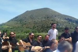 (ΒΙΝΤΕΟ) Κηδεία 21χρονου: Σπάραξαν καρδιές από τον θρήνο της αδερφής και τους ήχους από λύρες και λαούτα στο κατευόδιο του Νικήτα