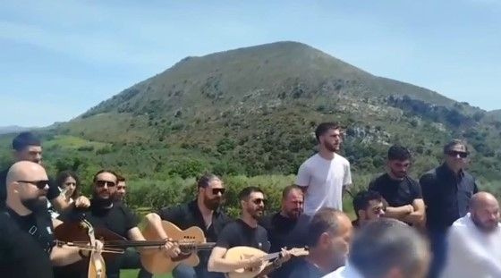 (ΒΙΝΤΕΟ) Ρίγη συγκίνησης στο τελευταίο αντίο του 21χρονου: Τον αποχαιρέτησαν με λύρες και λαούτα