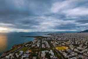 Στο πόδι οι αρχές για τη μυστηριώδη οσμή στα νότια προάστια: Πλήθος σεναρίων, αλλά χωρίς απαντήσεις για την προέλευση