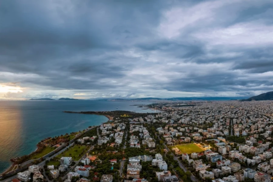 Στο πόδι οι αρχές για τη μυστηριώδη οσμή στα νότια προάστια: Πλήθος σεναρίων, αλλά χωρίς απαντήσεις για την προέλευση