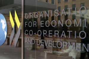 ΟΟΣΑ: Στην Ελλάδα η μεγαλύτερη αύξηση του εισοδήματος νοικοκυριών το δ’ τρίμηνο του 2025
