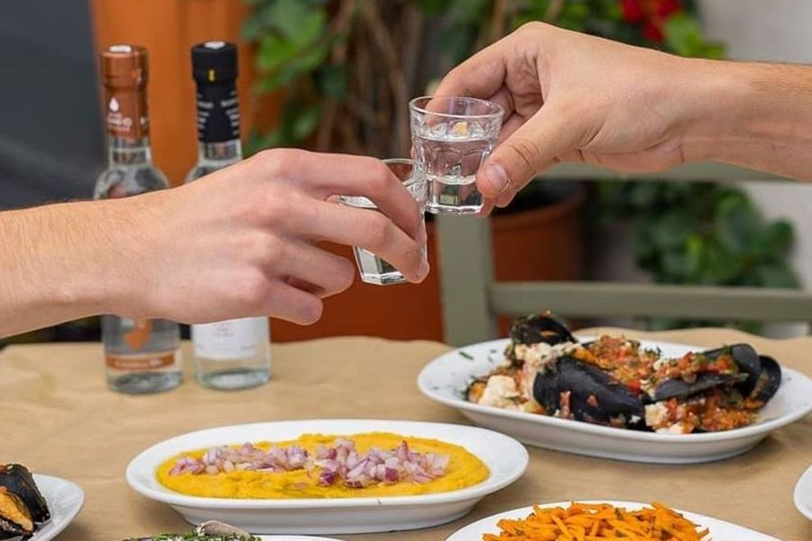 Από το ουζερί στα… κρατητήρια – Ο αρραβωνιαστικός φλέρταρε και η αρραβωνιαστικιά εξεμάνη!