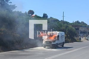 (ΦΩΤΟ): Όχημα έπιασε φωτιά εν κινήσει στον κόμβο Πεζών