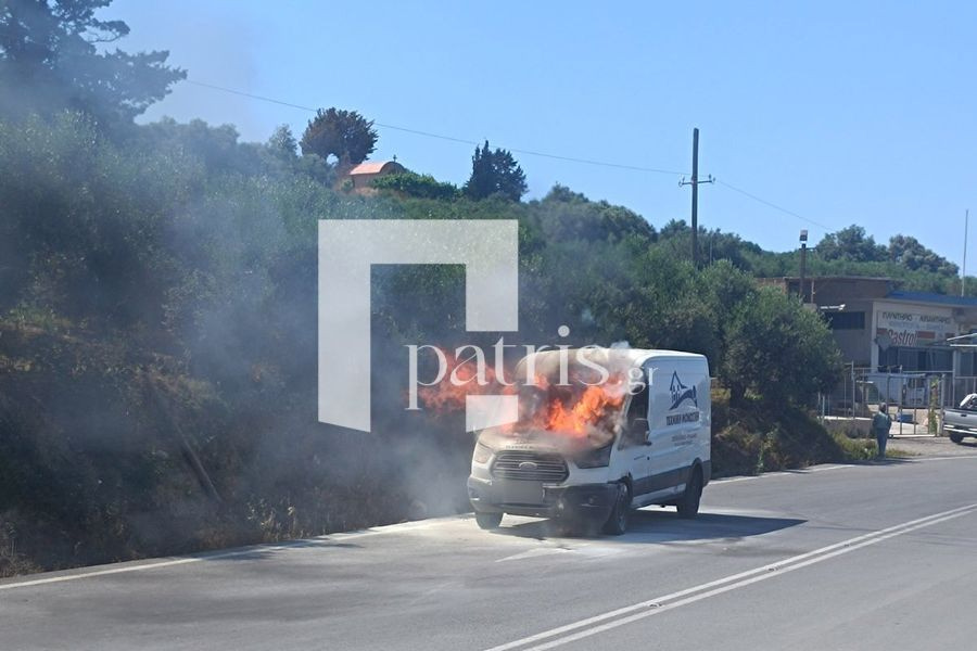 (ΦΩΤΟ): Όχημα έπιασε φωτιά εν κινήσει στον κόμβο Πεζών