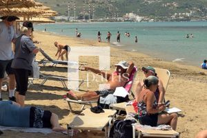 (ΦΩΤΟ) Μύρισε καλοκαίρι στις παραλίες του Ηρακλείου – Ξεκίνησαν τα πρώτα μπάνια