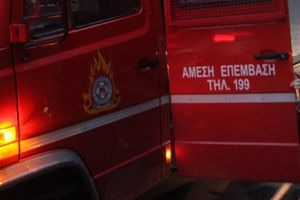 Φωτιά τα ξημερώματα σε δίκυκλο, ζημιές και σε δύο αυτοκίνητα