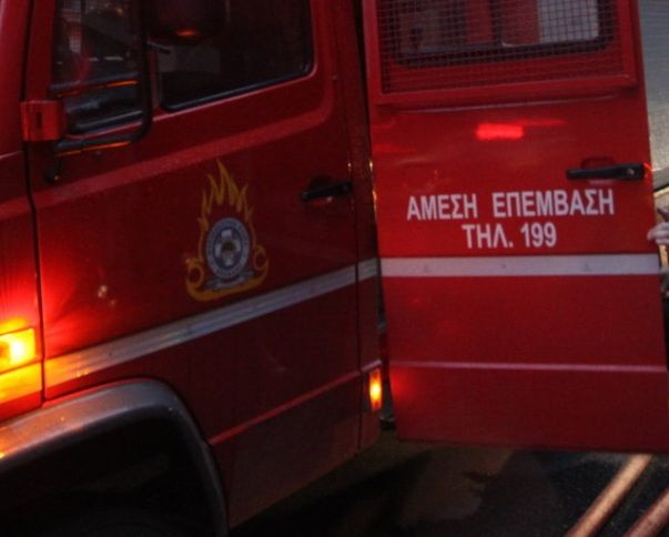 Φωτιά τα ξημερώματα σε δίκυκλο, ζημιές και σε δύο αυτοκίνητα