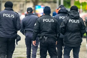 Κωνσταντινούπολη: Πεθερά σκότωσε τη νύφη της με δύο σφαίρες στο κεφάλι – «Καθάρισα την τιμή μου» φώναζε