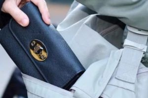 Δύο ανήλικοι έκλεψαν πορτοφόλι, αφαίρεσαν πιστωτική κάρτα και ξεκίνησαν να κάνουν αγορές σε καταστήματα