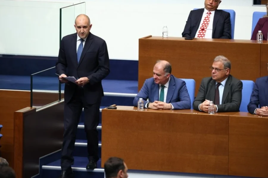 Και τυπικά πρωθυπουργός της Βουλγαρίας ο Ράντεφ, μετά τη σαρωτική νίκη στις εκλογές