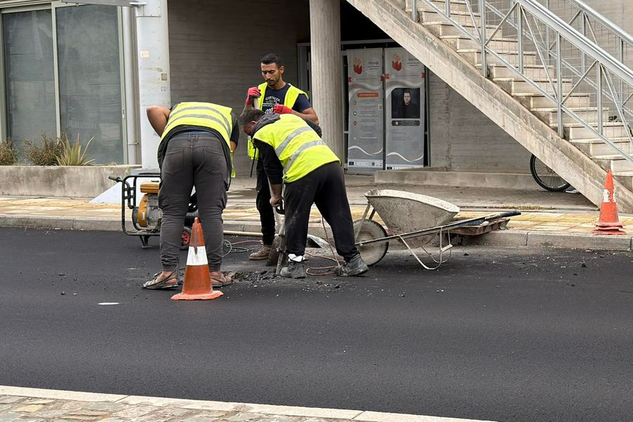(ΦΩΤΟ) Ράβε-ξήλωνε στους δρόμους του Ηρακλείου και στο βάθος… σχάρες