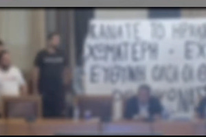 Παρέμβαση Ρουβίκωνα στο Δημοτικό Συμβούλιο για τα σκουπίδια