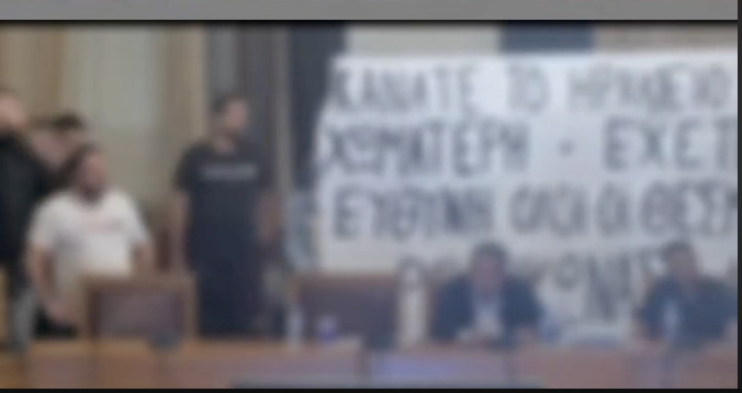 Παρέμβαση Ρουβίκωνα στο Δημοτικό Συμβούλιο για τα σκουπίδια