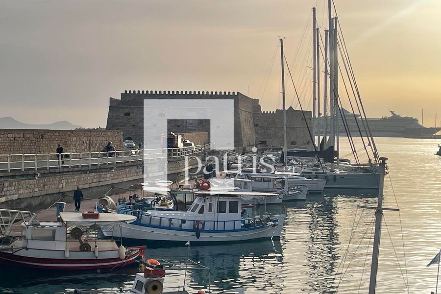 (ΦΩΤΟ) Ηράκλειο: Συναγερμός για φωτιά σε ιστιοφόρο