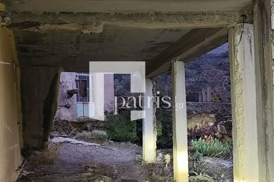 (ΦΩΤΟ – ΒΙΝΤΕΟ) Απίστευτη πρωτοτυπία στα Χανιά: Δρόμος περνά κάτω από… σπίτι!