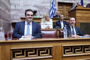 Βουλή: Ανανεώθηκε για τρίτη φορά η θητεία του Γιάννη Στουρνάρα στην Τράπεζα της Ελλάδος