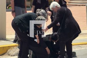 (ΦΩΤΟ) Ο σπαραγμός της μάνας στο σημείο όπου δολοφονήθηκε το παιδί της