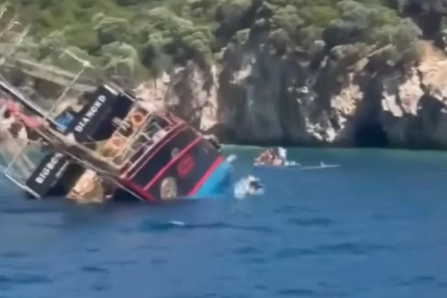 Πανικός ανοιχτά της Μαρμαρίδας: Βυθίστηκε «πειρατικό» σκάφος με 148 επιβάτες – Πήδηξαν στη θάλασσα για να σωθούν