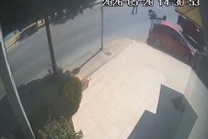 (ΒΙΝΤΕΟ) Σοβαρό τροχαίο στο Ηράκλειο – Το κράνος έσωσε τον οδηγό της μηχανής