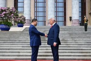 Θρίλερ ισχύος στη χειραψία Τραμπ – Σι στο Πεκίνο: Ο «κρυφός κώδικας» και το «χαμόγελο του βατράχου»