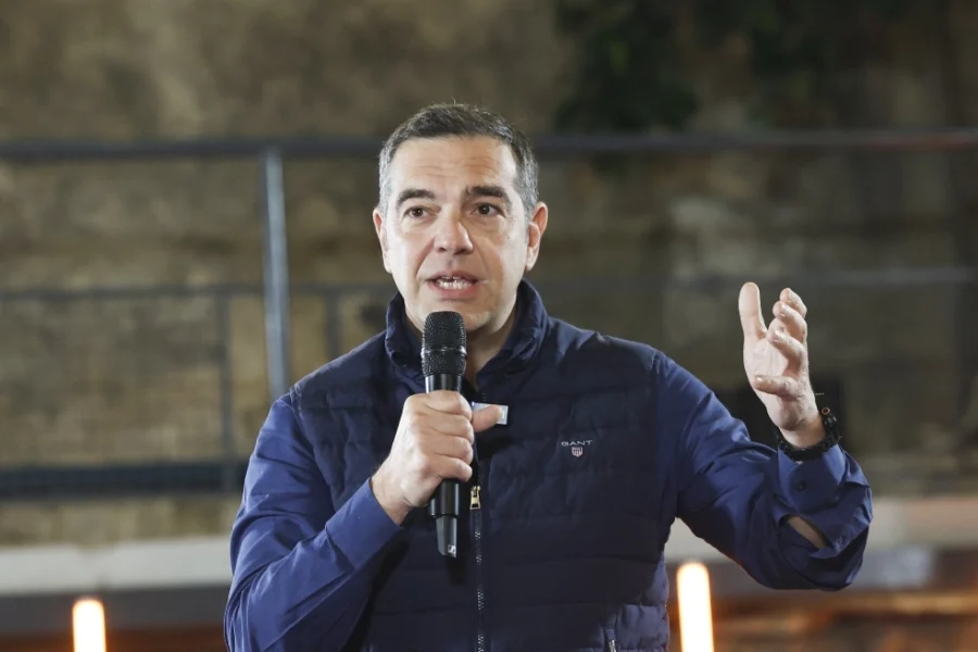 Ο Τσίπρας δημοσίευσε γκάλοπ για το όνομα του νέου κόμματος: Του πρότειναν Πυξίδα, Ιθάκη, αλλά και Λάουρα