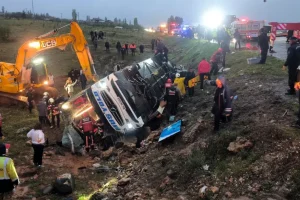 Ανατροπή λεωφορείου με νεκρούς και τραυματίες στην Τουρκία