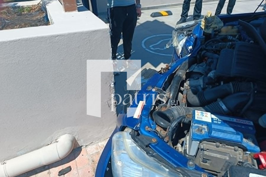 (ΦΩΤΟ) Ευτυχώς δεν έπεσε σε πεζούς! “Έριξε” το αυτοκίνητο σε τοιχίο ξενοδοχείου