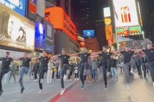 (BINTEO) Από τη Λάρισα στην Times Square… χόρεψαν πεντοζάλι!