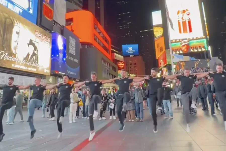 (BINTEO) Από τη Λάρισα στην Times Square… χόρεψαν πεντοζάλι!