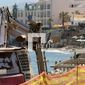 (ΦΩΤΟ) Με …φόντο τις μπουλντόζες οι βόλτες των τουριστών στη Χερσόνησο