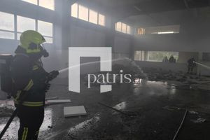 Φωτιά στις πρώην αποθήκες Σκουλούδη όπου θα γίνει η δομή μεταναστών – Σε εξέλιξη η έρευνα για τα αίτια (pics)