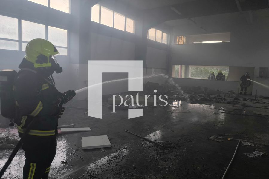 Φωτιά στις πρώην αποθήκες Σκουλούδη όπου θα γίνει η δομή μεταναστών – Σε εξέλιξη η έρευνα για τα αίτια (pics)