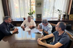 Υπογράφηκε η σύμβαση για την υπογειοποίηση των εναέριων δικτύων ηλεκτρικής ενέργειας στο κέντρο των Μοιρών