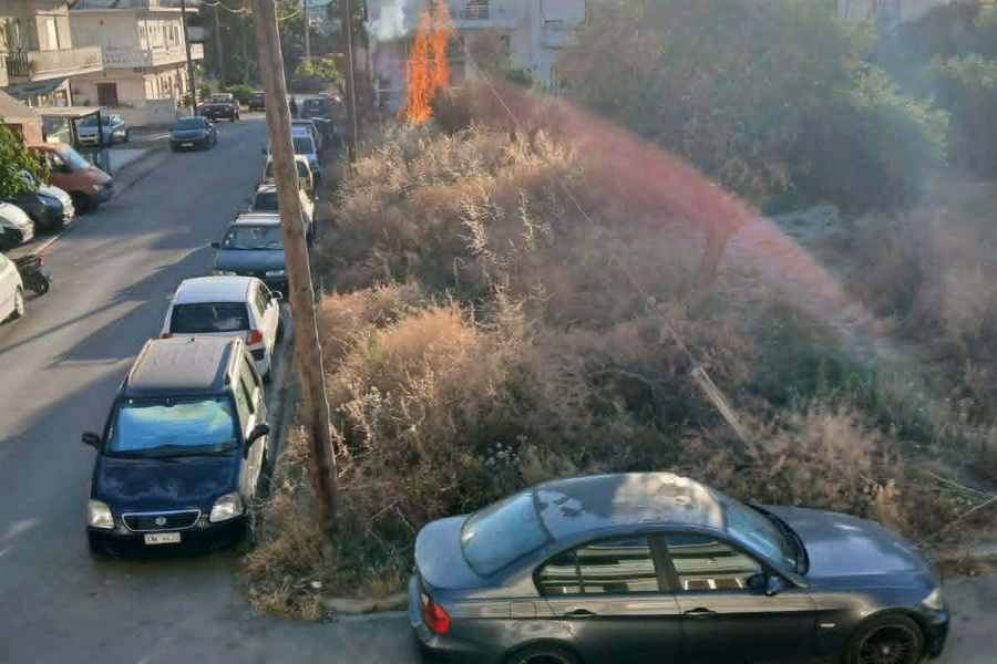 Φωτιά σε ακαθάριστο χωράφι στις Μουρνιές! Κίνδυνος για σπίτια!