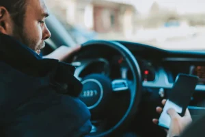 Ευρωπαικό καμπανάκι: 9 στους 10 νέους χρησιμοποιούν το κινητό ενώ οδηγούν