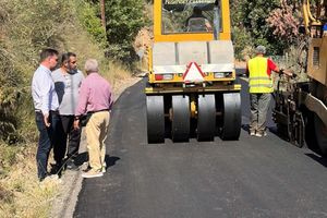 Στις εργασίες ασφαλτόστρωσης από τα Λινοπεράματα προς τη Ροδιά ο Δήμαρχος Μαλεβιζίου Μενέλαος Μποκέας