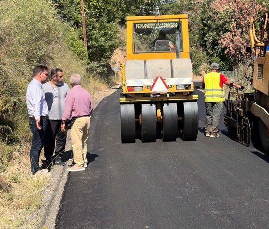 Στις εργασίες ασφαλτόστρωσης από τα Λινοπεράματα προς τη Ροδιά ο Δήμαρχος Μαλεβιζίου Μενέλαος Μποκέας