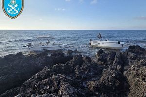 Η βόλτα με τα σκάφη τους βγήκε ξινή  – Περιπέτεια για 9 τουρίστριες και υλικές ζημιές σε δύο σκάφη