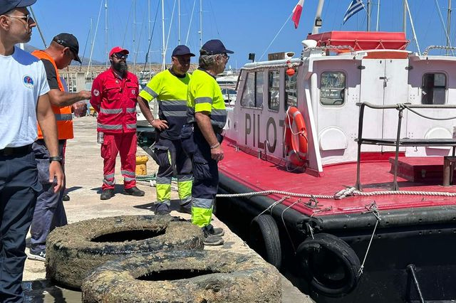 (ΦΩΤΟ& ΒΙΝΤΕΟ) Ηράκλειο: Εθελοντές δύτες καθάρισαν τον βυθό του λιμανιού