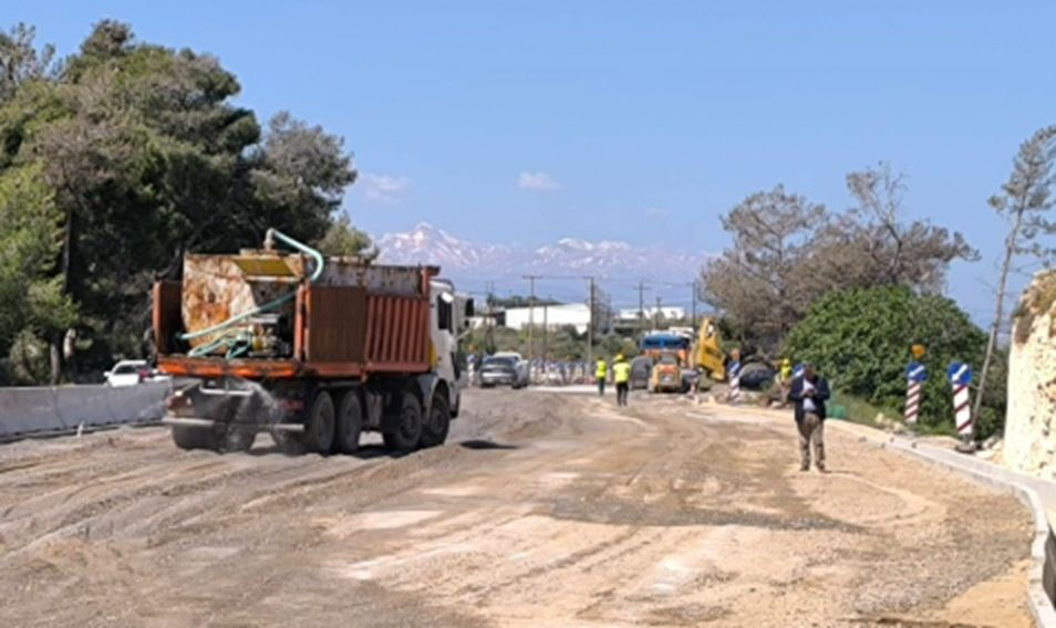 Σύντομη διακοπή κυκλοφορίας στον Β.Ο.Α.Κ. για εργασίες τοποθέτησης μεταλλικής κατασκευής στην πεζογέφυρα Π3