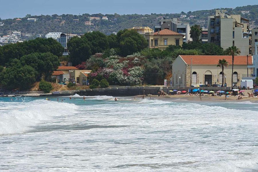 Παραλίγο τραγωδία στα Χανιά: Δύο άτομα κινδύνεψαν να πνιγούν!
