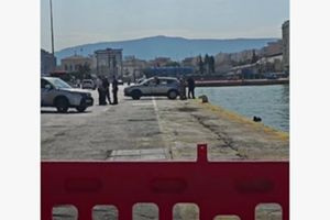 Άνδρας ανασύρθηκε χωρίς τις αισθήσεις του από όχημα, που έπεσε στη θάλασσα στον Πειραιά