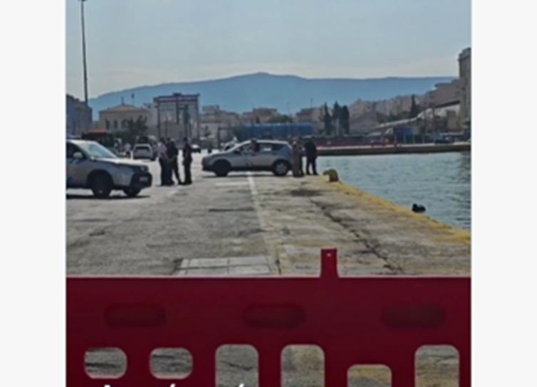 Άνδρας ανασύρθηκε χωρίς τις αισθήσεις του από όχημα, που έπεσε στη θάλασσα στον Πειραιά
