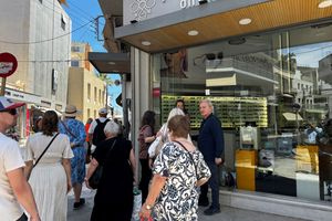 Αυτοψία στο έργο των ασφαλτοστρώσεων στην οδό Αβέρωφ από τον Δήμαρχο Ηρακλείου Αλέξη Καλοκαιρινό